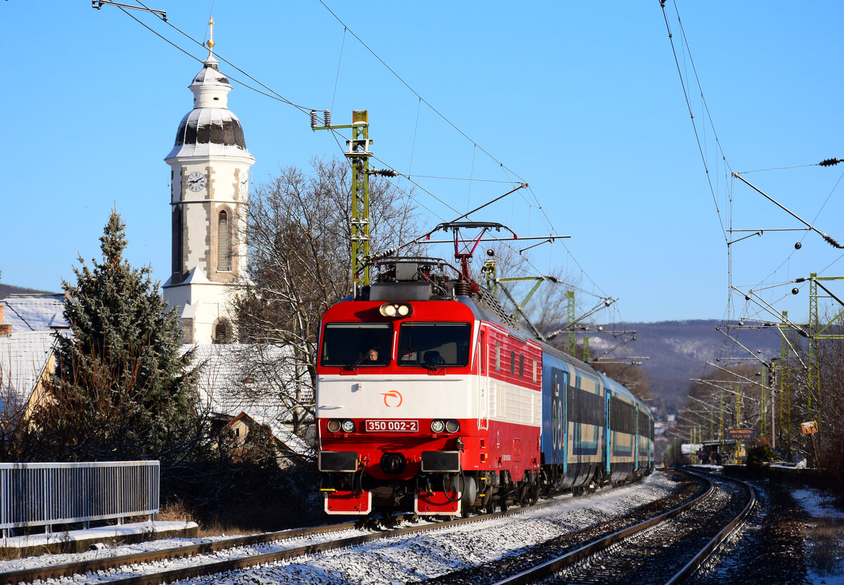 Die Affen sind auch wieder in Ungarn! Seit Fahrplanwechsel 2021/2022 die Zugpaar EC130/EC131  Báthory sind von einer Lok der Reihe ŽSSK 350  Gorilla  nimmt.
Die 350 002 mit dem  EC 130 (Budapest Nyugati/West - Bohumín) bei Nagymaros.
22.01.2022. 