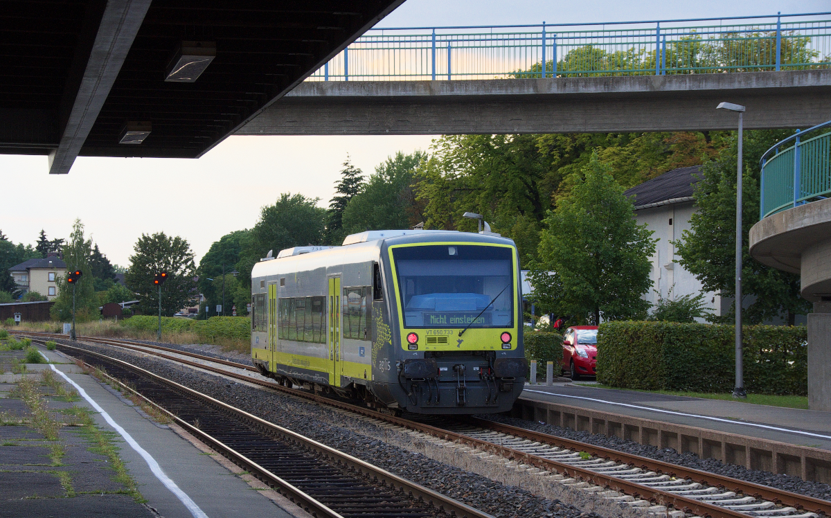 Die Agilis Triebwagen der Relation Hof - Kirchenlaibach benutzen das Gleis 1 in Kirchenlaibach zum Ausstieg der Fahrgäste und zur Abstellung. Um 17.11 Uhr war die planmäßige Ankunft von VT 650.733. Erst um 18.51 geht es zurück nach Hof und zur Rückfahrt wird auf Gleis 3 umgesetzt. 21.08.2015