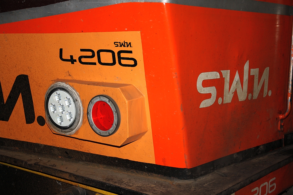 Die AHK 4206 (Co'Co', de, Krupp, Bj.1980, Fab.Nr. K-5477) wurde mit LED-Scheinwerfer und Schlußleuchten ausgerüstet. Bild vom 02.Mai 2018 im Bf. Hua Lamphong.