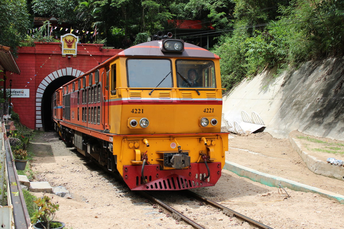 Die AHK 4221 und ALS 4106 durchfuhren am 15. August mit dem Express Nr. 51 (Bangkok-Chiang Mai)den 1352.10 Meter langen Khuntan Tunnel. Das Bild entstand vorm Nordportal des Khuntan Tunnel und kurz vorm Bahnhof Khuntan. 
Montag, 15. August 2017