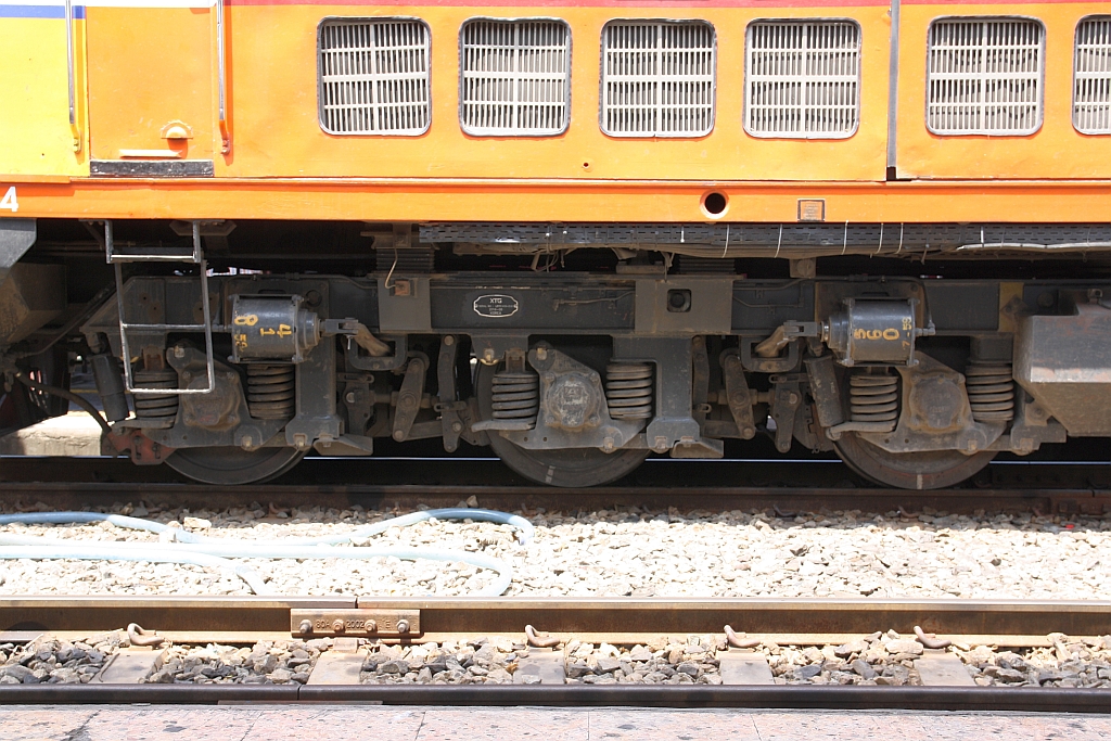 Die AHK 4224 (Co'Co', de, Krupp, Bj.1980, Fab.Nr. K-5486) erhielt ein neues Drehgestell (XGT - Korea, Bj.2016-06, Fab.Nr. L5TR1419-010). Bild vom 25.März 2017 im Bf. Hua Lamphong. 
