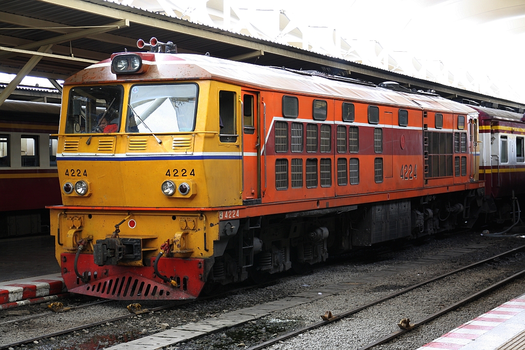Die AHK 4224 (Co'Co', de, Krupp, Bj.1980, Fab.Nr. K-5486) am 02.Mai 2018 im Bf. Hua Lamphong. 