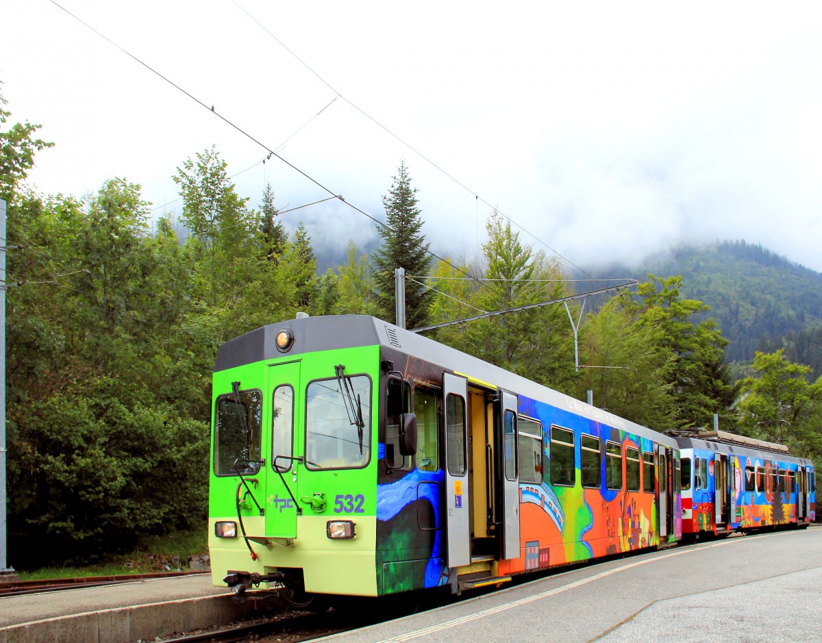 Die Aigle-Ollon-Monthey-Champéry Bahn: Steuerwagen 532 und Triebwagen 502 in Champéry, 18.August 2015. 