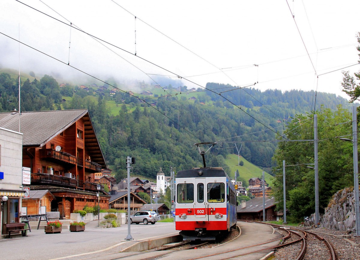 Die Aigle-Ollon-Monthey-Champéry Bahn: Triebwagen 502 (Baujahr 1987) an der Endstation Champéry, 18.August 2015. 