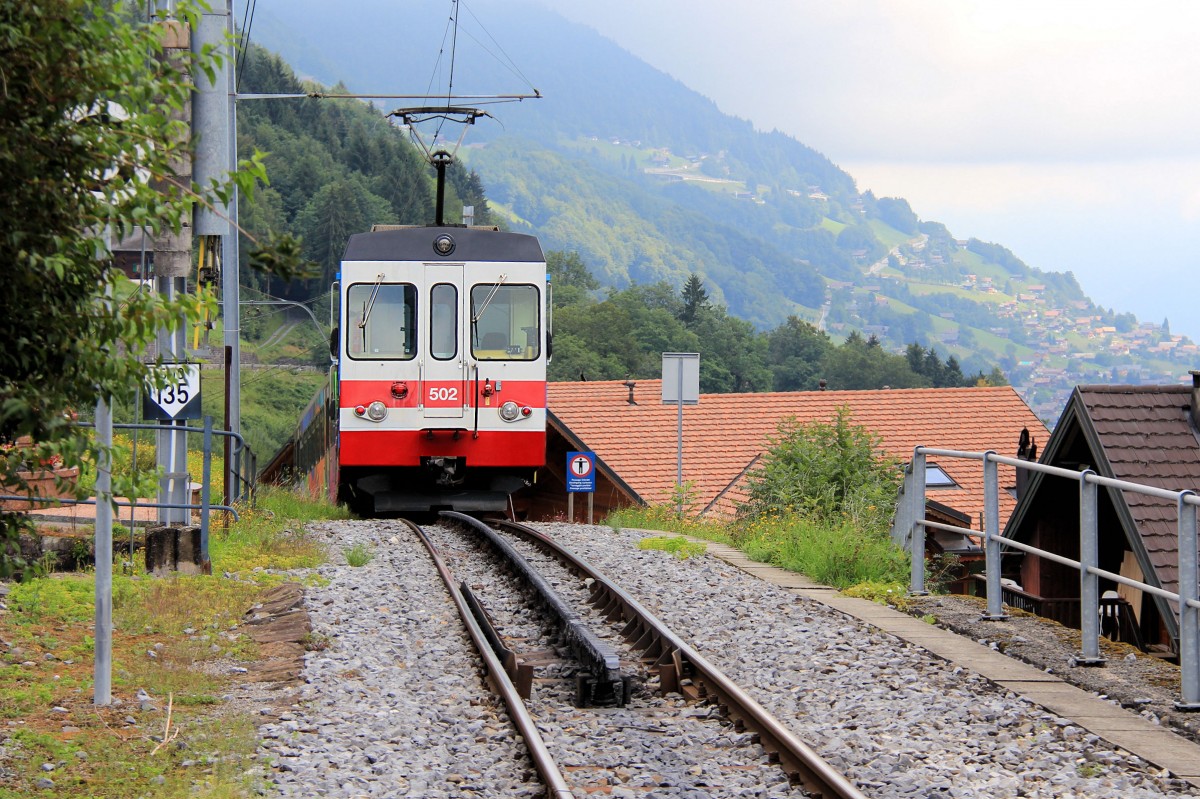 Die Aigle-Ollon-Monthey-Champéry Bahn: Triebwagen 502 (mit Steuerwagen 532) beginnt den Abstieg von Val d'Illiez, 18.August 2015. 