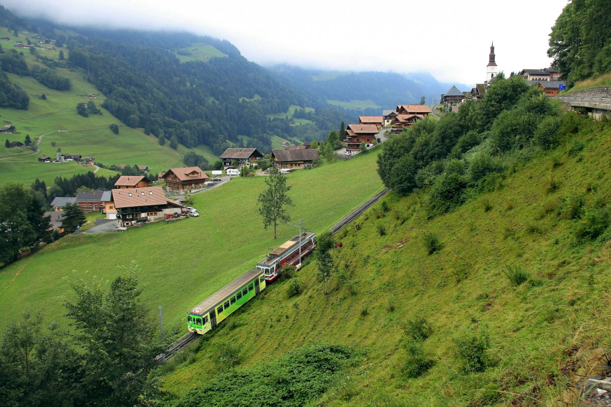 Die Aigle-Ollon-Monthey-Champéry Bahn: Triebwagen 503 mit Steuerwagen 531 erklimmen die zweite Steigung, hinauf nach Val d'Illiez, 18.August 2015.