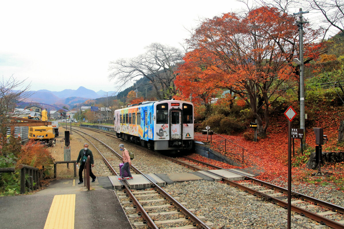 Die Aizu Privatbahn ist eine ehemalige Staatsbahnstrecke, die 1987 an eine lokale Trägerschaft überging. Sie führt von Nishi Wakamatsu tief in die Aizu-Berge in der Praefektur Fukushima hinein. Im Bild ist Triebwagen AT 551 gerade in Yunokami Onsen angekommen. 13.November 2022 