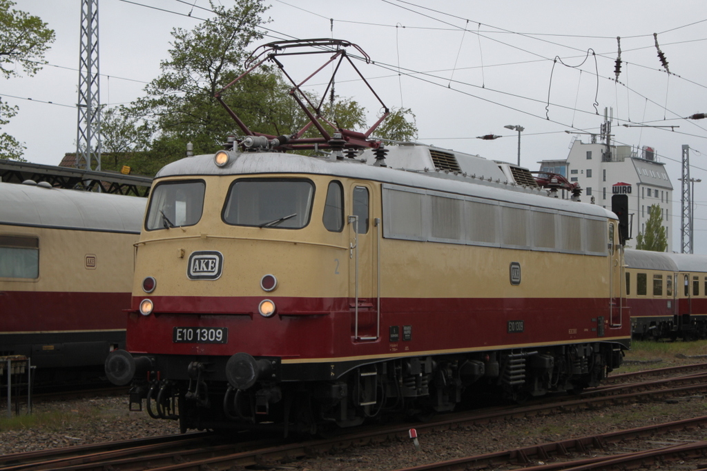 Die AKE E10 1309 beim Rangieren am 01.05.2019 in Warnemünde.