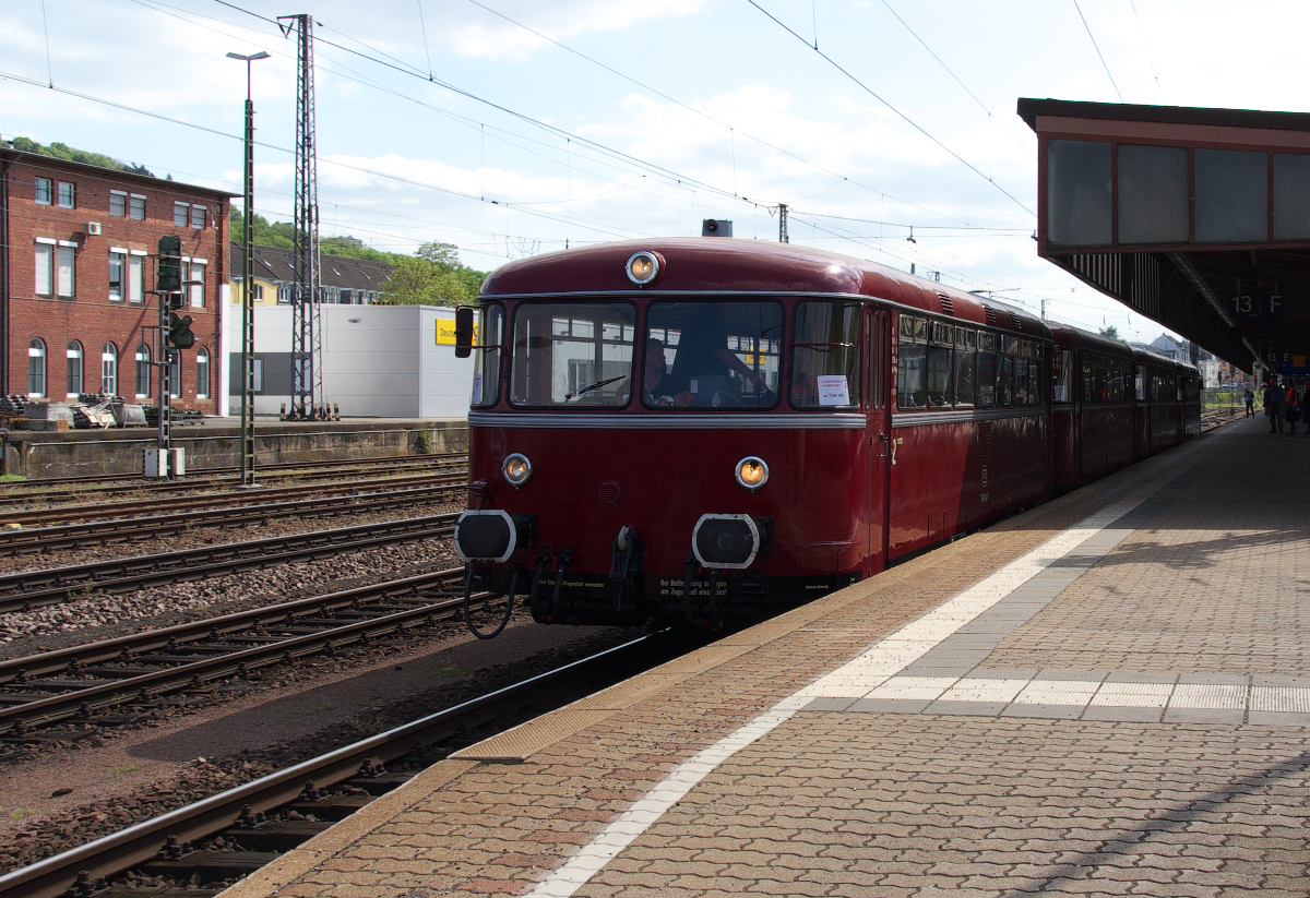 Die AKE Eisenbahntouristik veranstaltete am 14.05.2016 eine Schienenbus Sonderfahrt  Rund um Trier . Gefahren wurde von Trier Hbf. über die Eifelstrecke bis Speicher, dann zurück über Ehrang Gbf. und die Trierer Weststrecke (Güterzugstrecke). In Konz wurde die Mosel überquert und es ging über Karthaus zurück nach Trier Hbf. Die 3 Fahrten (Fahrtdauer 90 Minuten) mit der 4er Garnitur waren alle ausgebucht. Der Sonderzug geht nach Abschluss der Rundfahrten wieder auf die Heimreise nach Gerolstein. Trier Hbf. 14.05.2016