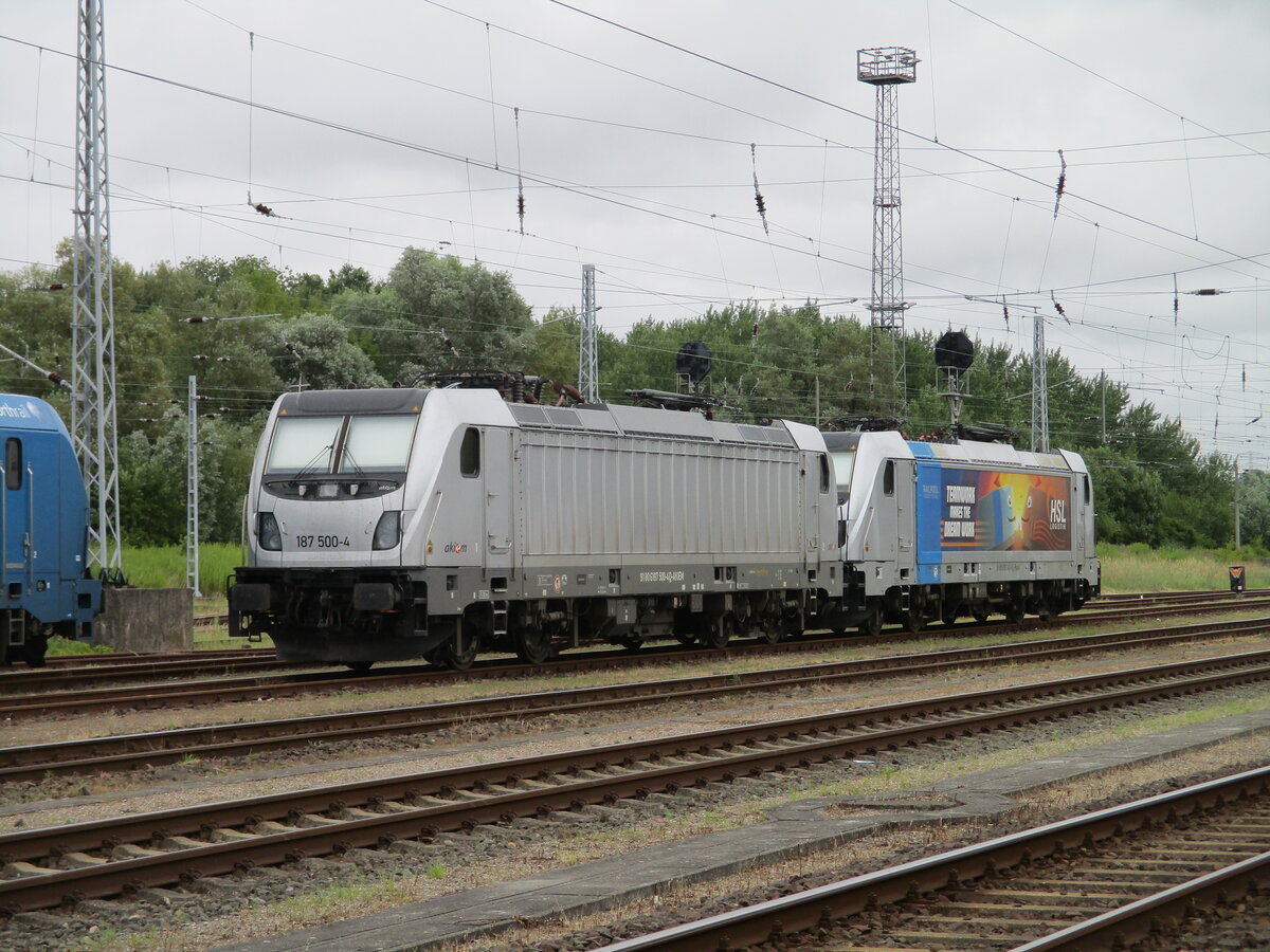 Die Akiem 187 500 und dahinter Railpool 187 343,am 17.Juli 2022,im Rostocker Seehafen.