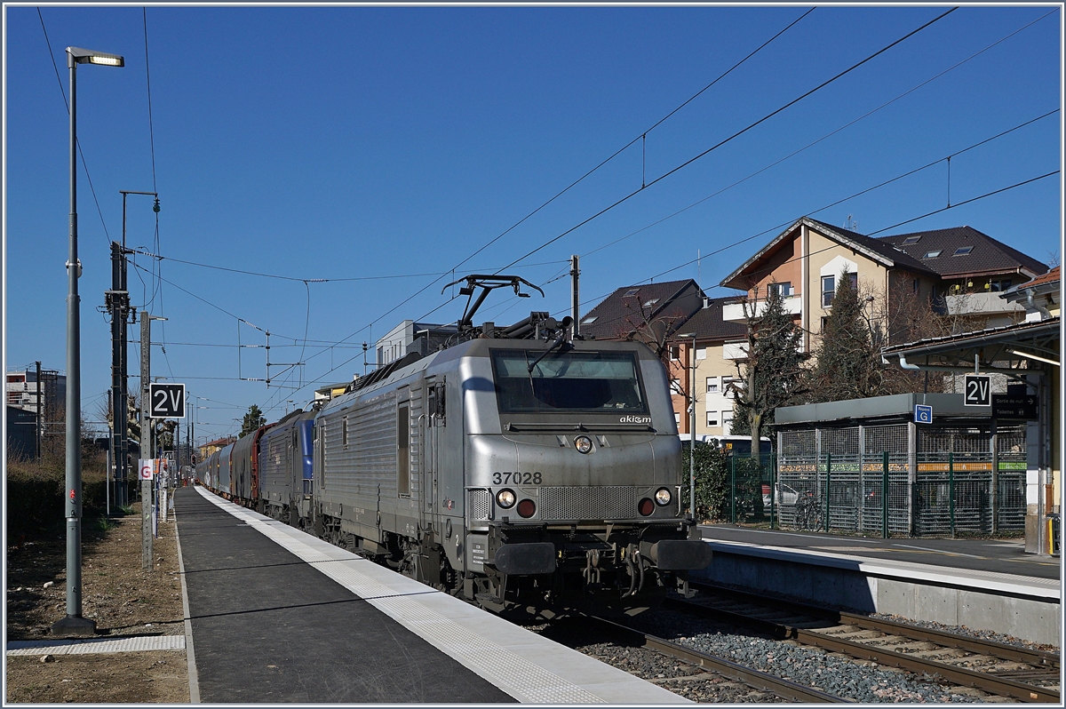 Die akiem BB 37028 (und eine weitere) fahren mit einem Güterzug durch Thonon. Bis zu sieben Güterzugspaare pro Werktag versorgen so die Welt mit dem bekannten Evian Mineralwasser. 


23. Feb. 2019