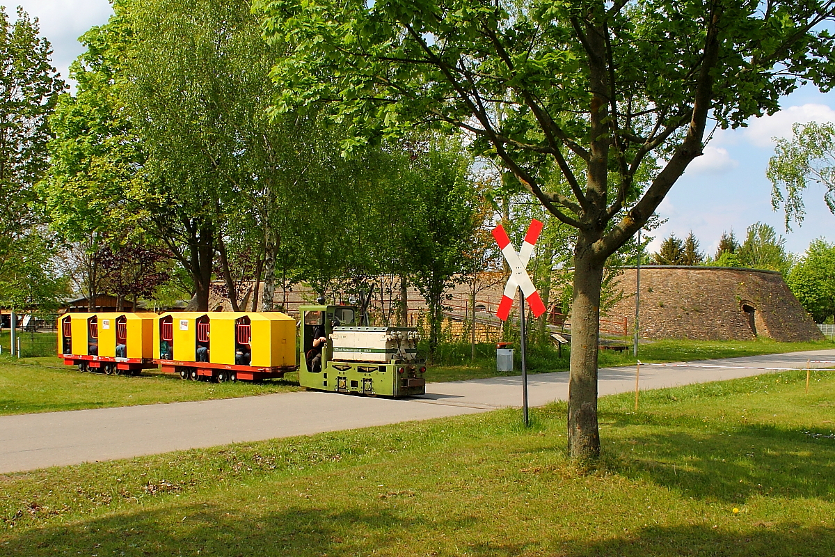 Die Akku-Grubenlok EL 901 mit einem entsprechenden Zug des 500 mm-Feldprojekts Berlin e.V. über Tage beim 2. Märkischen Feldbahnfest im Ziegeleipark Mildenberg.

