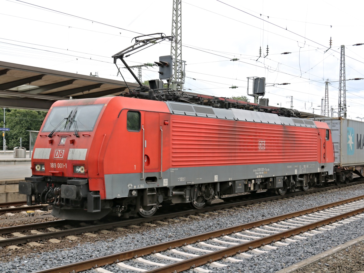  Die Allererste  CLASS 189 -- 189 001-1(NVR: 9180 6 189 001-1 D-DB)<br>
Am 14.07.2016 mit einem Containerzug Bremen Hbf durchfahrend. 
Die Lok ist nicht NL fähig und hat deswegen auch keine Kontrastfläche an der Lokfront.  

<P>Weitere Bilder zum Thema Bahnfotografie gibt es auf meiner Site unter:<br> 
<a href= http://www.ralf-bueker.de/Ralf's Eisenbahnbilder.htm target= _blank >Ralf's Eisenbahnbilder