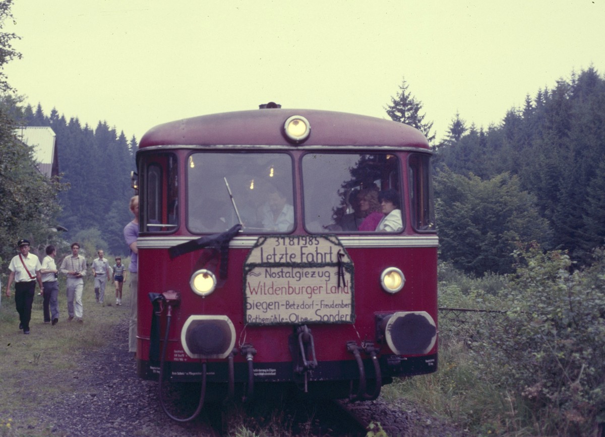 Die allerletzte durchgehende Zugfahrt von Olpe nach Kirchen fand am 31.08.1985 statt. Hier eine Aufnahme aus Hohenhain.