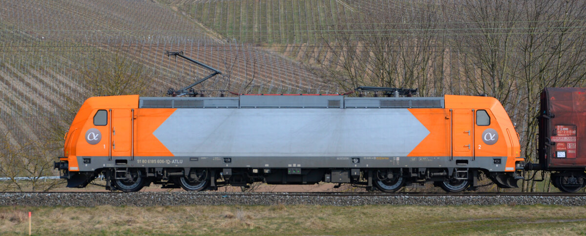 Die Alpha Trains 185 606-1 ist am 12.03.2022 im Maintal nahe Thüngersheim nordwärts unterwegs.