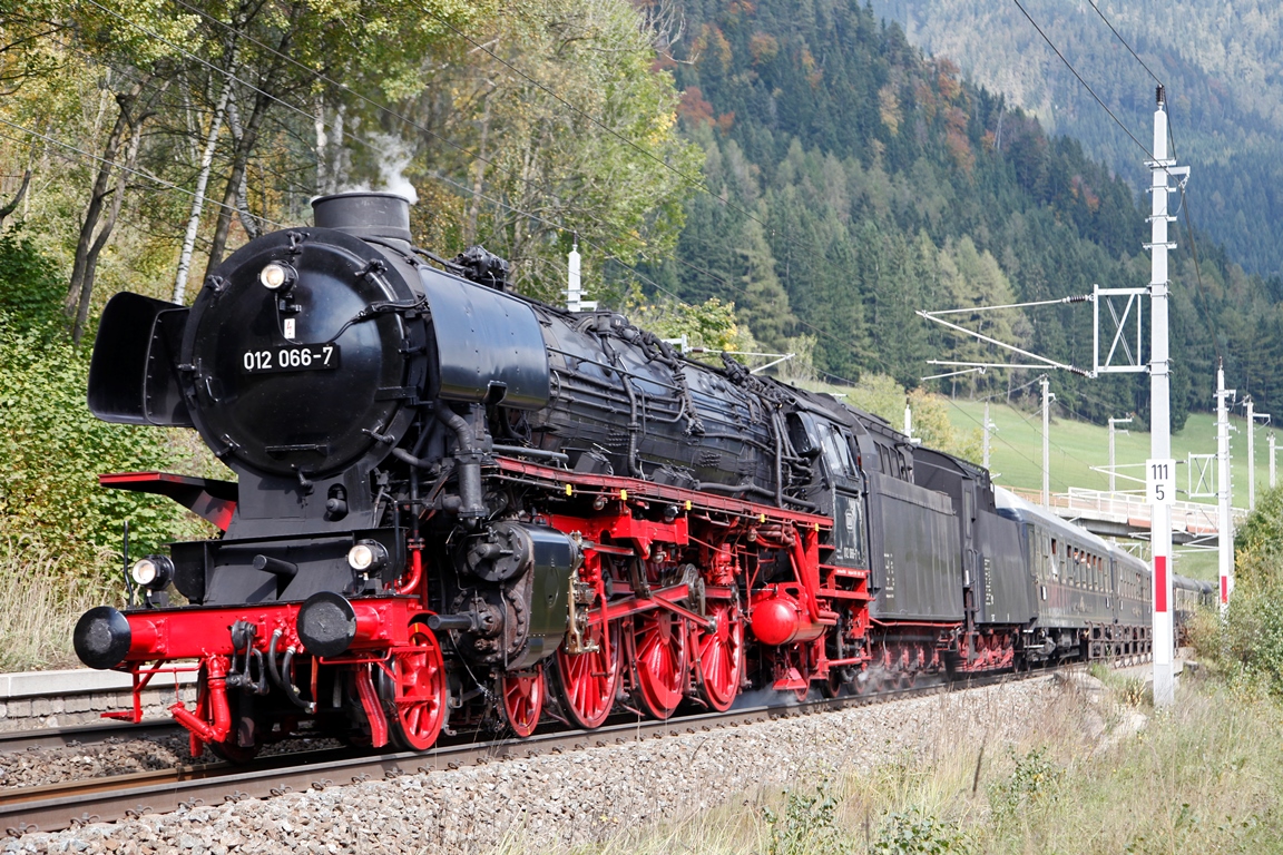 Die als 012 066-7 beschriftete 01 1066 der Ulmer Eisenbahnfreunde mit Sonderzug bei Spital am Semmering am 4.10.2014.