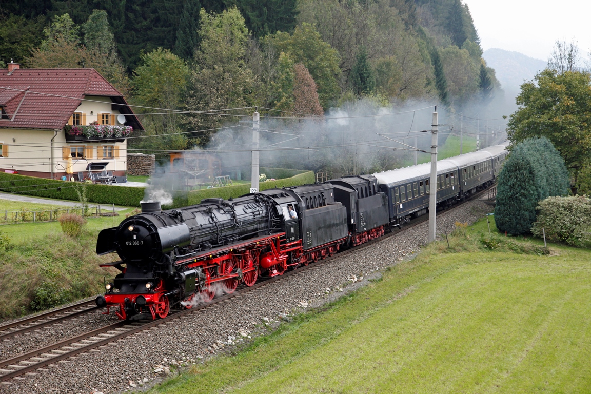 Die als 012 066-7 beschriftete 01 1066 der Ulmer Eisenbahnfreunde befindet sich zurzeit mit einem Sonderzug auf Österreichrundfahrt. Hier zu sehen bei Langenwang am 4.10.2014.