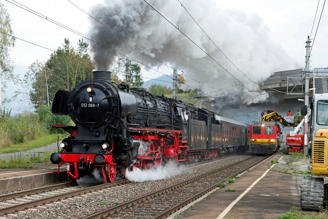 Die als 012 066-7 beschriftete 01 1066 der Ulmer Eisenbahnfreunde befindet sich zuzeit mit einem Sonderzug auf Österreichrundfahrt. Hier zu sehen am 4.10.2014 in Oberaich.