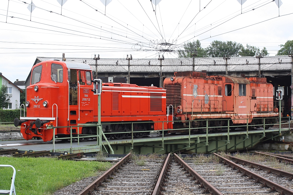 Die als 2067.12 angeschriebene DINO 92 81 2067 420-7 (ex Schleppbahn Liesing LDH 420) und NLB 2045 009-4 am 21.August 2016 in Amstetten.