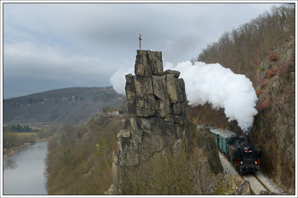 Die als ÖBB 93.1360 beschriftete 431.032 mit ihrem Sp 11999 von Praha hl.n. nach Uhlířské Janovice im Sázavatal zwischen Petrov u Prahy und Luka pod Medníkem am 31.12.2018 aufgenommen.