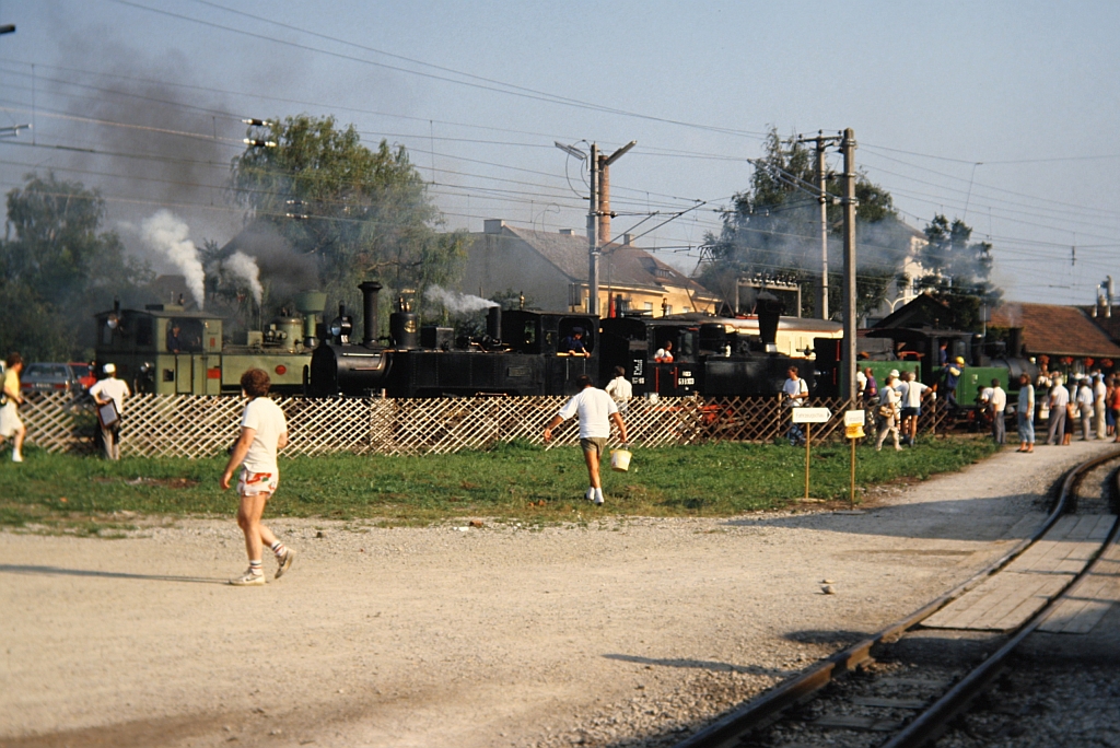 Die als U1 angeschriebene ehemalige BB 298.51, die wieder als  Molln  angeschriebene ehemalige BB 298.104, GEG 699.103 und 699.01 des CLUB 760 wrend der Feierlichkeiten  100 Jahre Schmalspurbahnen in sterreich  vom 11. bis 15. August 1989 im Bf. Obergrafendorf. (Diascan)
