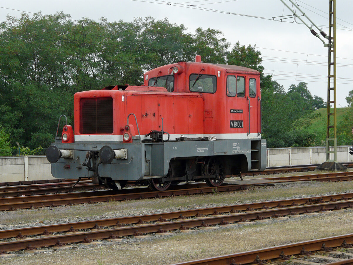 Die als V 18 001 beschriftete Kleinlok wurde 1961 von LKM geliefert und erhielt zunächst die Tfz. Nr. V 15 2026. Zuletzt trug sie die DB-Nummer 2´311 664. Die Aufnahme entstand am 30.08.2008 in Delitzsch.