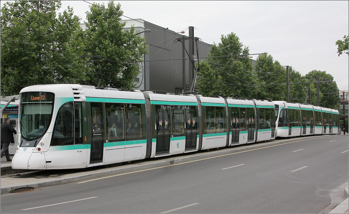 Die Alsthom Citadis 302 Trams der Linie T2 -

Jede Straßenbahnlinie in Paris bzw. der Île-de-France hat ihre individuell gestalteten Straßenbahnfahrzeuge. Wobei auf der T2 zunächst mit den Alsthom TFS-Trams ein Betrieb ging, die auch auf der T1 fahren und außerdem von den Betrieben in Rouen und Grenoble bekannt sind. Deren Kapazität reichte aber bei der T2 nicht aus und so wurden ab 2005 diese durch Citadis 302-Triebwagen ersetzt und die TFS-Wagen verstärken seither den Fahrzeugpark auf der T1.

Endhaltestelle Porte de Versailles in Paris.

20.07.2012 (M)
   