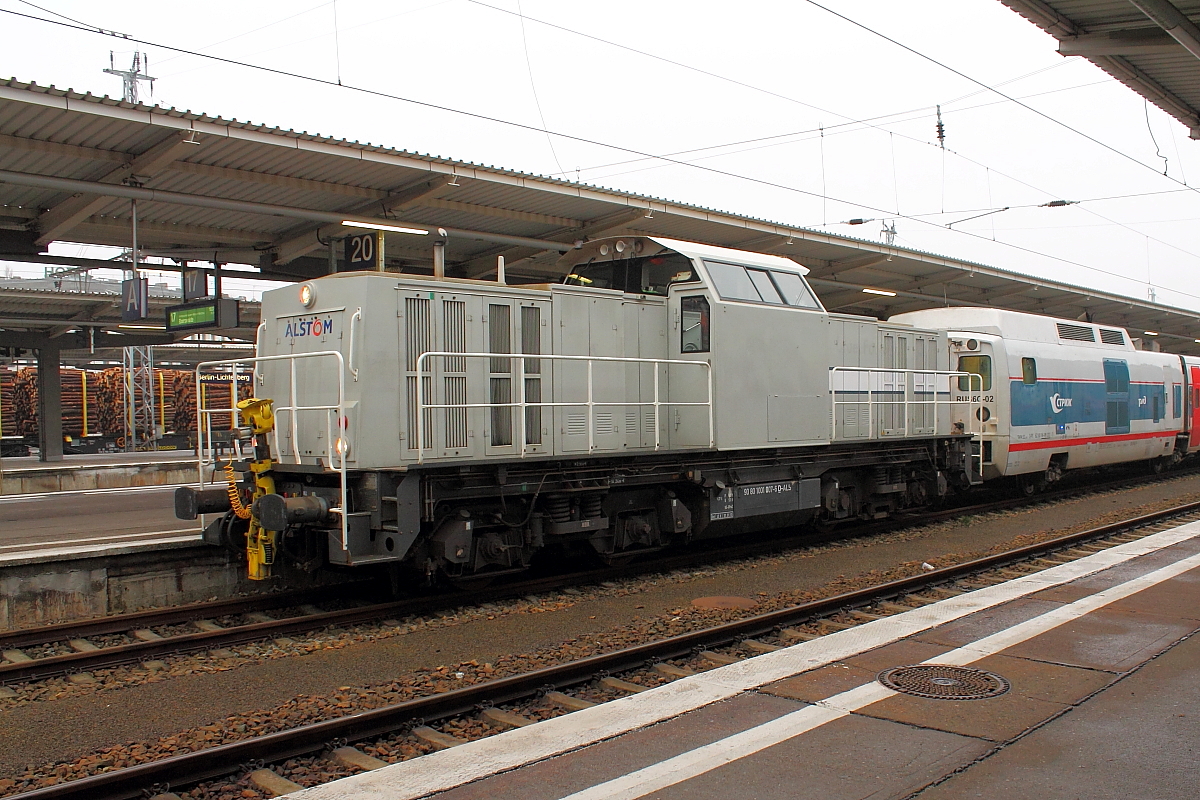 Die Alstom 1001 007-6 rangiert am 05.02.2017 in Berlin-Lichtenberg.
Die V 100.1 wurde 1968 unter der Fabriknummer 11912 in den LEW Hennigsdorf gebaut und als V 100 074 an die DR übergeben. Nach mehreren Umzeichnungen 110 074-2 und 201 074-2 erfolgte der Umbau zur 298 074-6
Die jetzige Hybridlok wurde 2013 als 1001 007-6 in Betrieb genommen und ist z. Zt. an die Talgo Deutschland GmbH Berlin vermietet.
