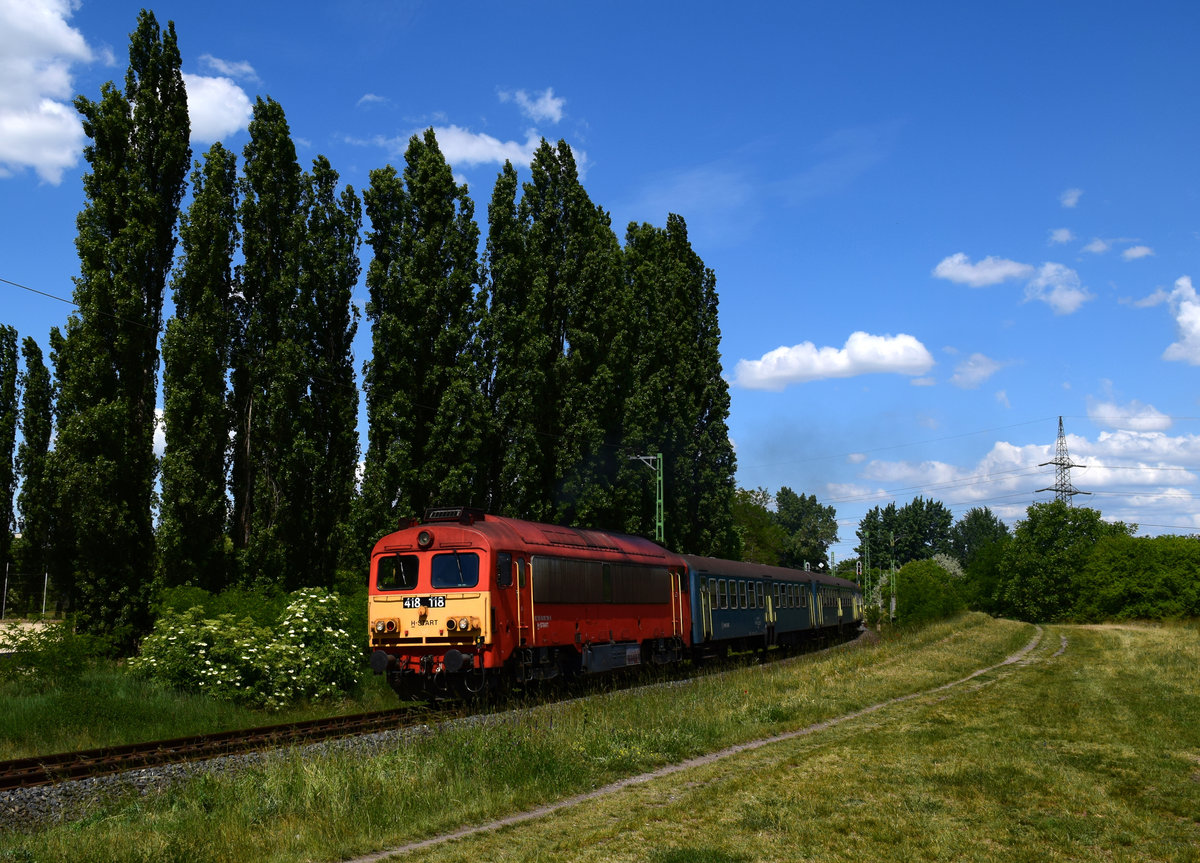 Die Altbau Diesellok 418 118 mit dem Zug 39514 von Győr nach Veszprém bei der Abfahrt von Hst. Győr-Gyárváros. 30.05.2020.
