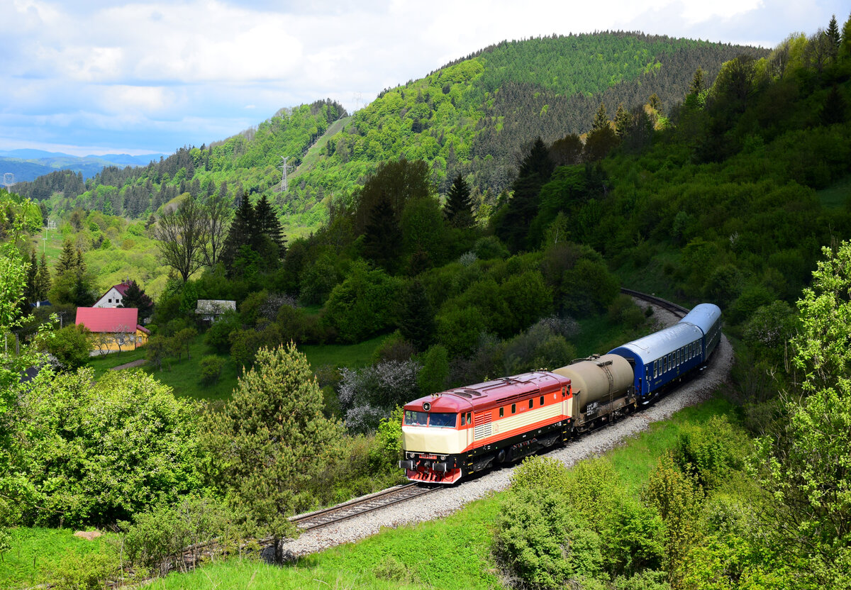 Die Altbau Diesellok 749 248 mit dem Feuerwehr-Löschzug hinter dem Dampfzug bei Turček (Turz).
29.05.2021.
