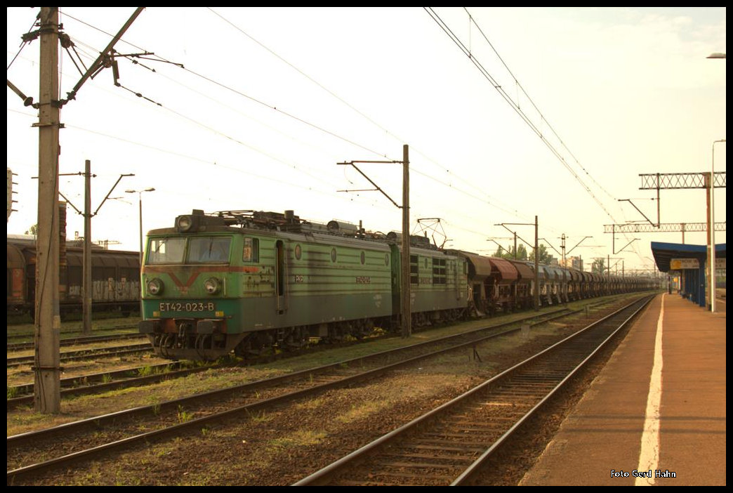 Die Altbau Doppelloks verschwinden langsam aus dem Alltagsbild in Polen. Insofern war es ein glücklicher Umstand, die ET 42-023 vor einem Schotterwagen Zug in Ostrow Wielkopolski am 20.05.2016 zu erwischen. Schade nur, dass der Zug im Gegenlicht stand. Aber auf solche Bilder kann ich dann eben nicht verzichten! 