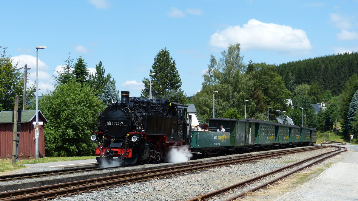 Die Altbau VII K 99 1747-7 (99 747; DB 099 727-0)) mit dem P 1005 Fichtelbergbahn Cranzahl - Oberwiesenthal im Bahnhof Neudorf (Erzgebirge); 18.07.2020
