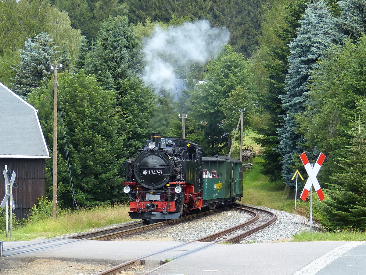 Die Altbau VII K 99 1747-7 (99 747; DB 099 727-0)) mit dem P 1005 Fichtelbergbahn Cranzahl - Oberwiesenthal am Bahnübergang kurz vor Bahnhof Neudorf; 18.07.2020
