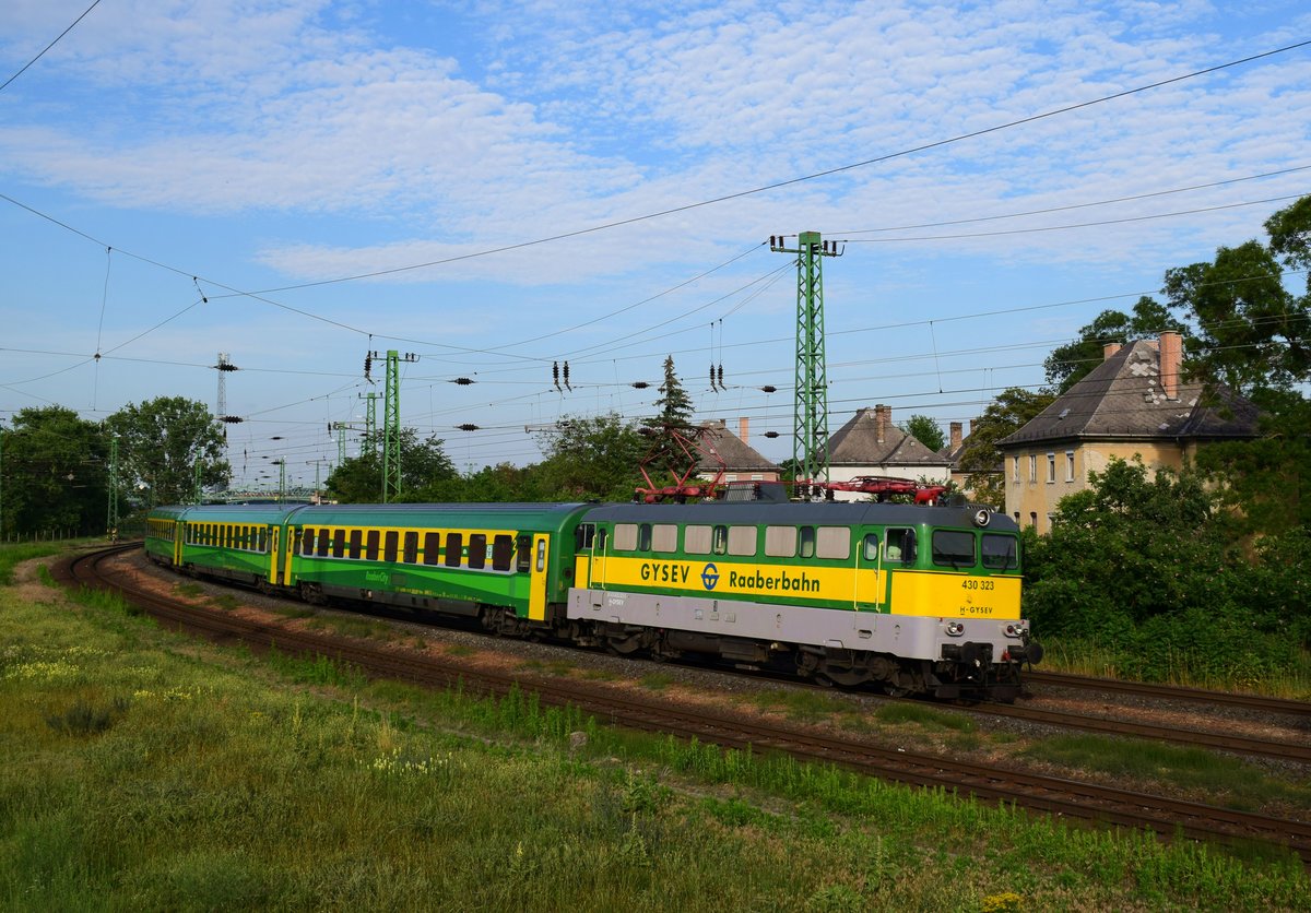 Die Altbaulok im InterCity Einsatz! Heute ist ein seltene Arbeit für die V43er Loks. Die 430 323 (V43 323) mit dem IC946 von Budapest nach Sopron bei Komárom. 01.07.2020.