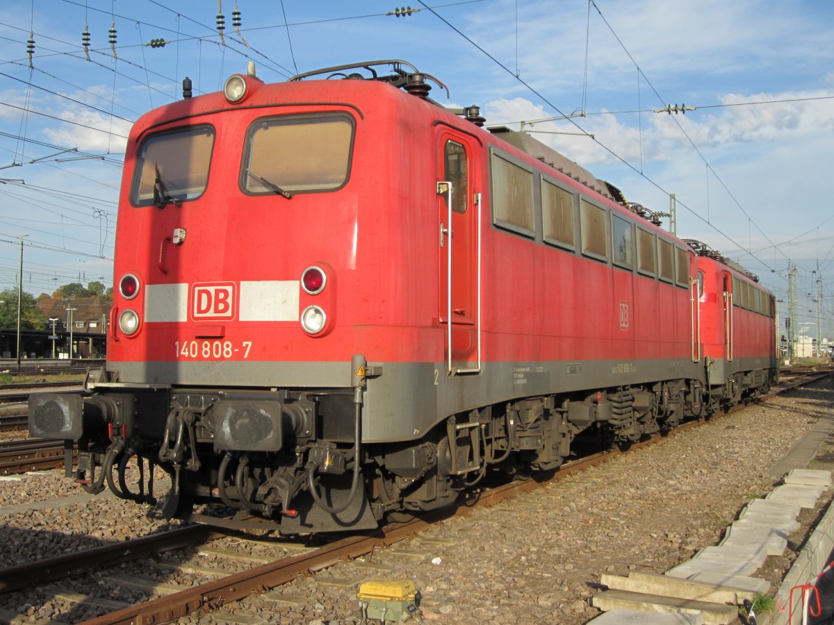 Die alte Dame 140 808-7 der DB Fahrwegdienste GmbH abgestellt in Karlsruhe, im Hintergrund ist die DB 140 855-8 zu sehen.