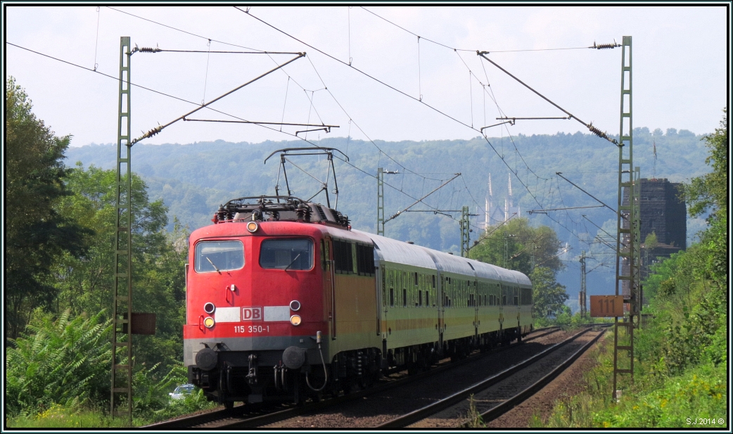 Die Alte Dame zieht ihren IC recht zügig in Richtung Koblenz. 115 350-1 im regulären Plandienst auf der rechten Rheinstrecke bei Erpel Anfang September 2014. 