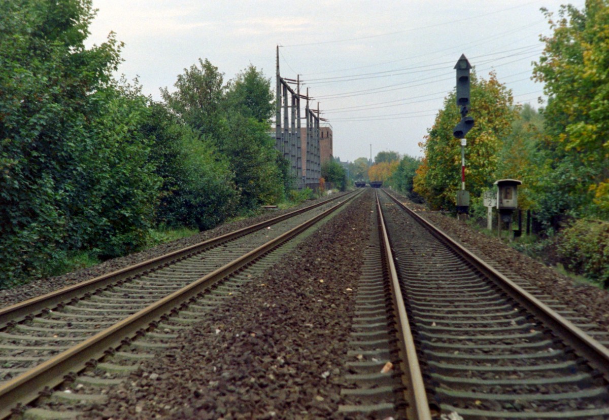 Die alte Einfhrung der KBS 120 Bremen–Hamburg in den Bahnhof Hamburg-Harburg kurz nach ihrer Stilllegung, aufgenommen am 24.10.1993 vom Bahnbergang des Fuwegs zwischen Kanzlershof und Hrstener Strae (Blickrichtung Hamburg-Harburg). Die Oberleitungsanlagen sind bereits komplett verschwunden, das Zwischensignal R9 ist funktionslos. Wenig spter wurden auch die Gleise abgebaut.