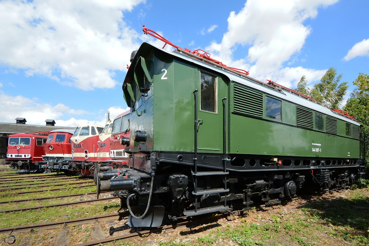 Die alte Elektrolokomotive 144 507-1 stand Mitte August 2018 im Eisenbahnmuseum Weimar.