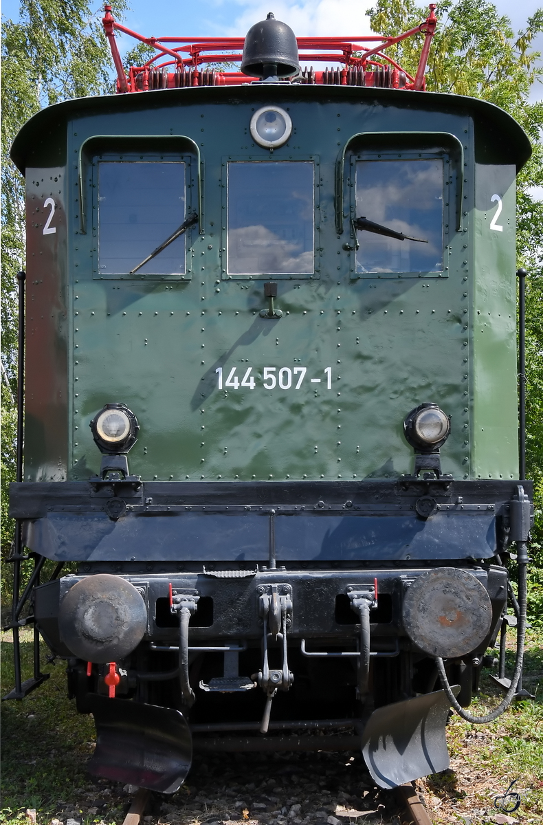 Die alte Elektrolokomotive 144 507-1 stand Mitte August 2018 im Eisenbahnmuseum Weimar.