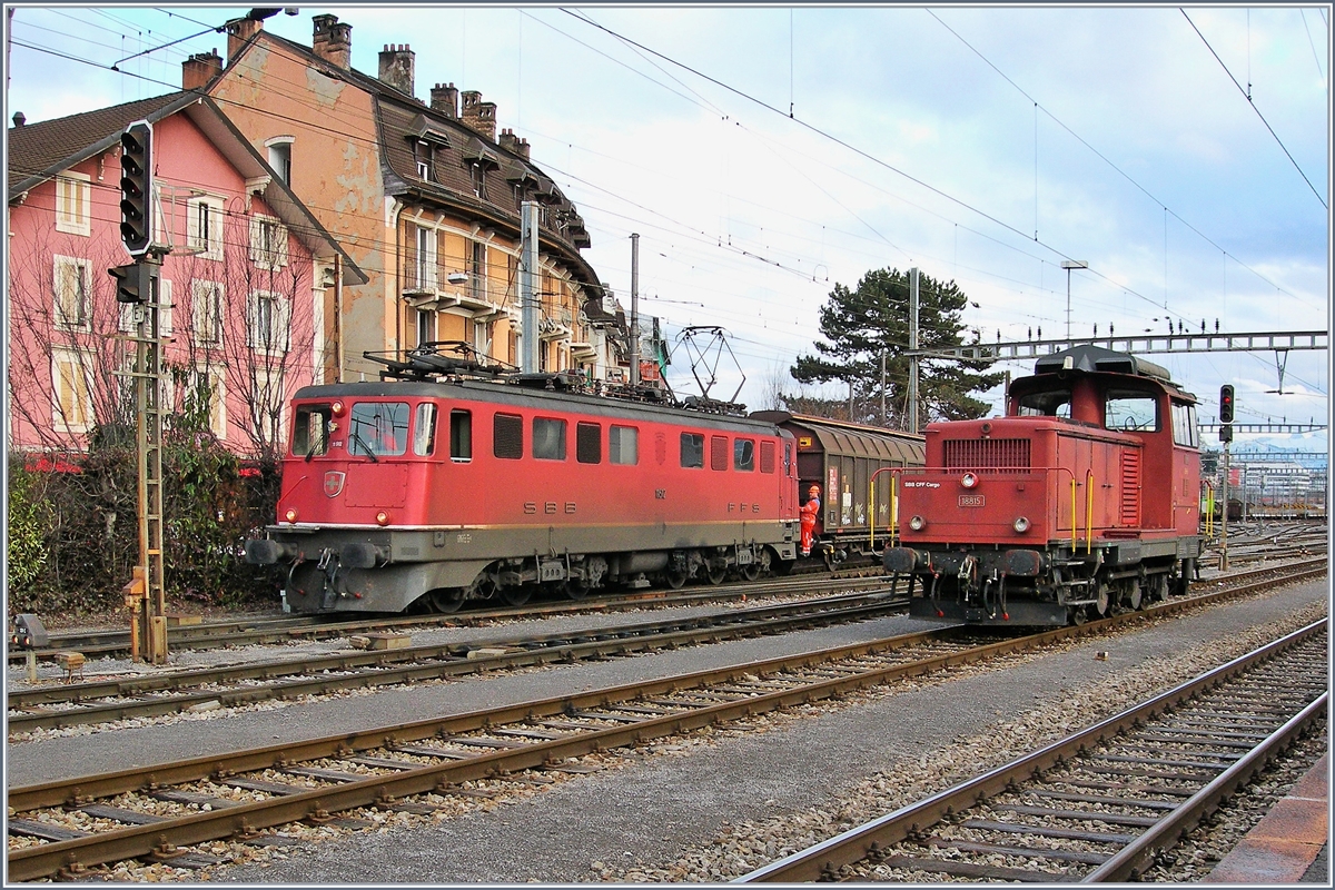 Die alte Garde ist noch unermüdlich im Einsatz für SBB Cargo: Ae 6/6 11512 und Em 3/3 18815 in Renens (VD) am 16. Januar 2008