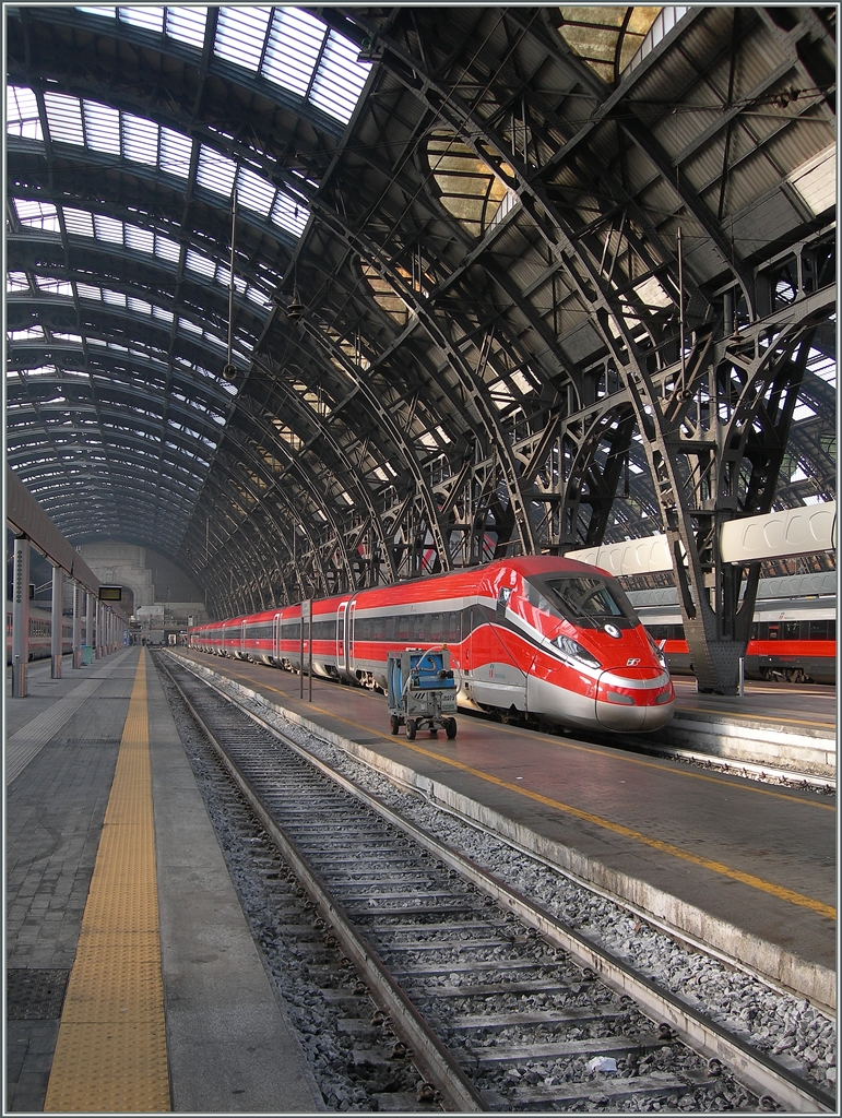 Die alte Halle und der neue Zug passen perfekt zusammen: Der FS Trenitalia ETR 400 015 (Frecciarossa 1000) im Bahnhof von Milano Centrale.
1. März 2016
