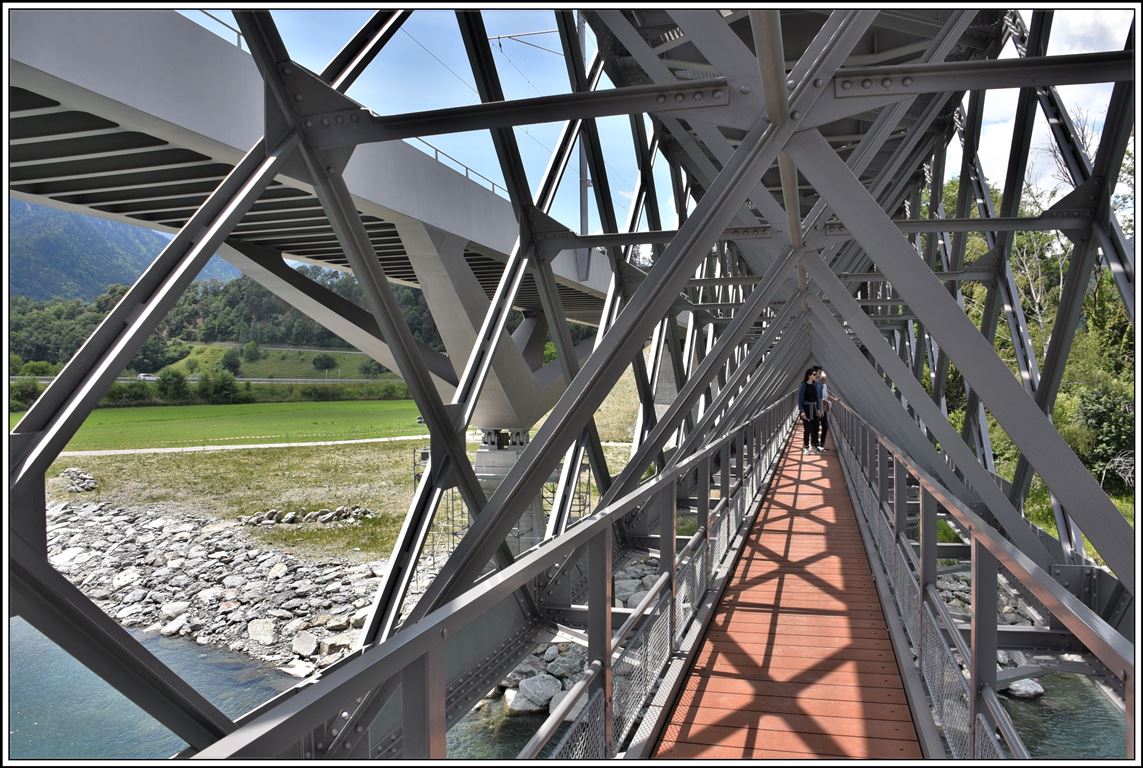 Die alte Hinterrheinbrücke hat mit der Renovation einen Fussgängersteg erhalten, der den Weg von der Rheinschlucht zum Bahnhof Reichenau-Tamins verkürzen soll. Der Steg ist offen, endet aber auf einer Sandbank beim östlichen Pfeiler. Die Verbindung zum Bahnhof muss erst noch erstellt werden. Blick vom Steg zur neuen Brücke.(31.05.2020)