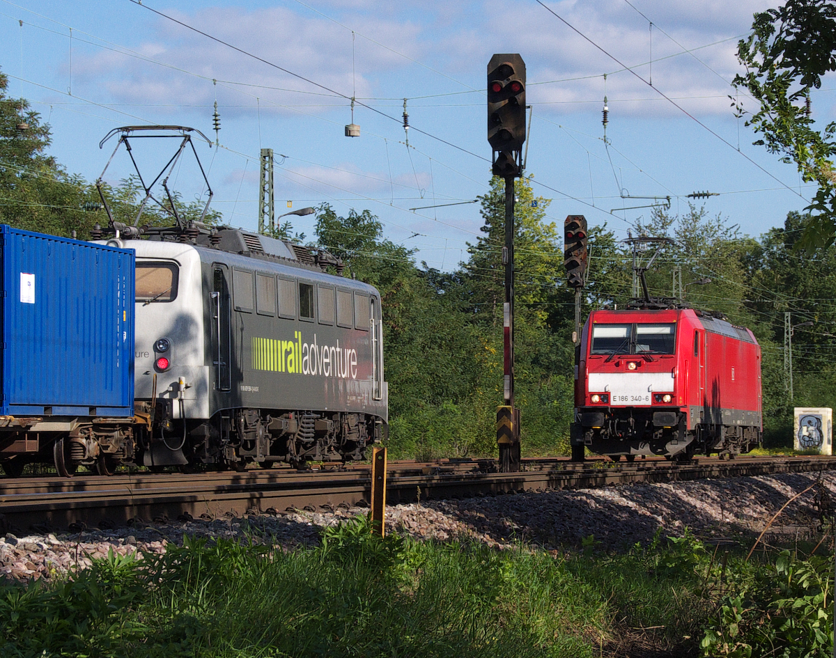 Die Alte Lady und ein Enkel von ihr. Generationen liegen zwischen der Entwicklung dieser Loktypen. 139 558, eine Lok des Wirtschaftswunders, trifft auf die (fast) neue Generation von E-Loks in Form von 186 340. Bahnstrecke 3230 Saarbrücken - Karthaus in Luisenthal Saar am 28.09.2015 