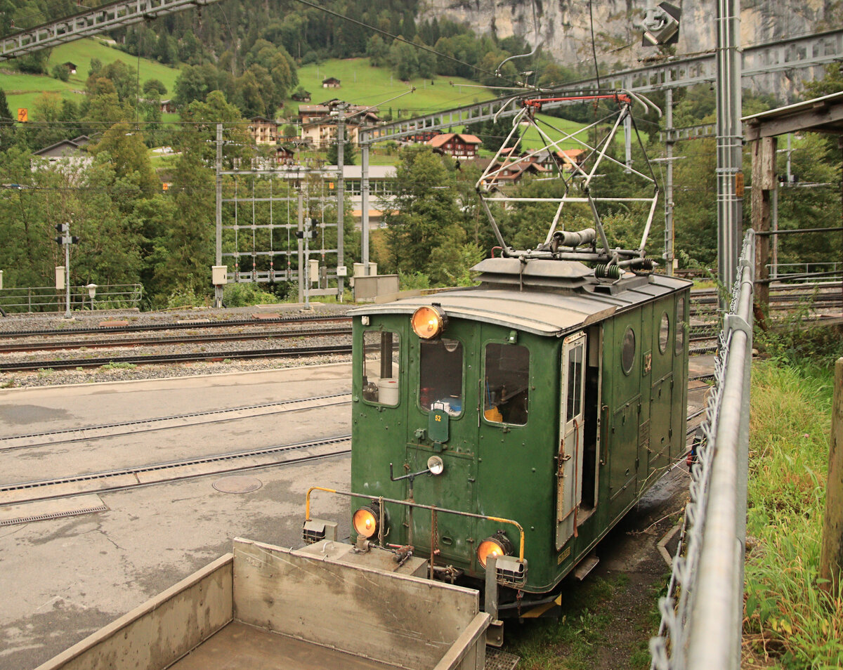 Die alte Lok 52 der Wengernalpbahn aus dem Jahre 1909 leistet immernoch Rangierdienste in Lauterbrunnen. Mittlerweile ist sie (zusammen mit der Lok 53 für die Schneeschleuder in Grindelwald) die letzte auf der WAB verbliebene Altbaulok. 15.September 2023 