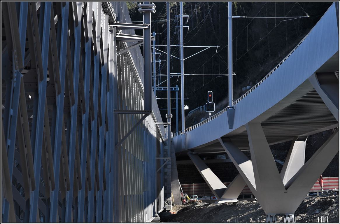 Die alte und die neue Hinterrheinbrücke in Reichenau-Tamins sind seit 02.Dez.2019 beide in Betrieb. (05.12.2019)