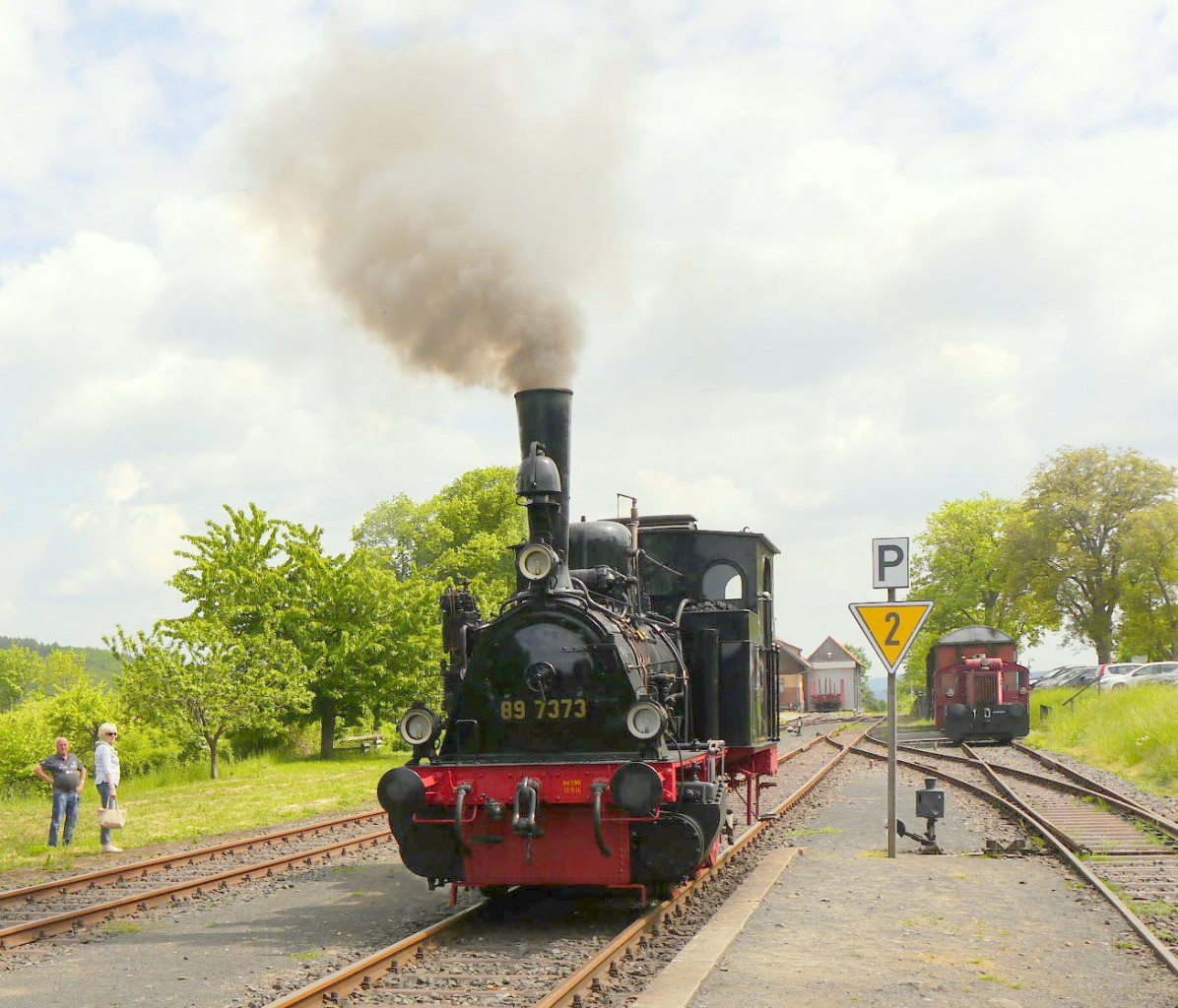 Die alte Preußin 89 7373 beim Umsetzen in Fladungen, 24.5.2015.Rechts ist 323 760 zu erkennen.