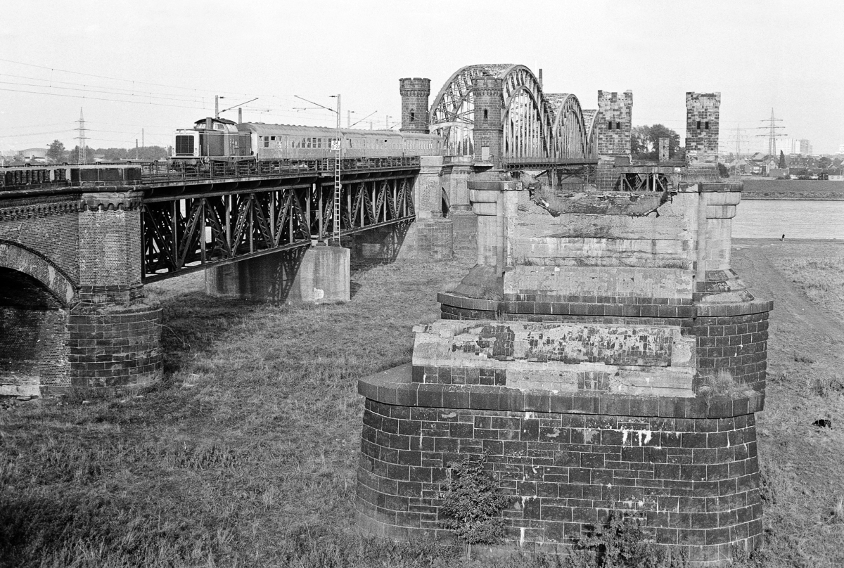 Die alte Rheinbrücke Düsseldorf-Neuss am 24.9.1981.
