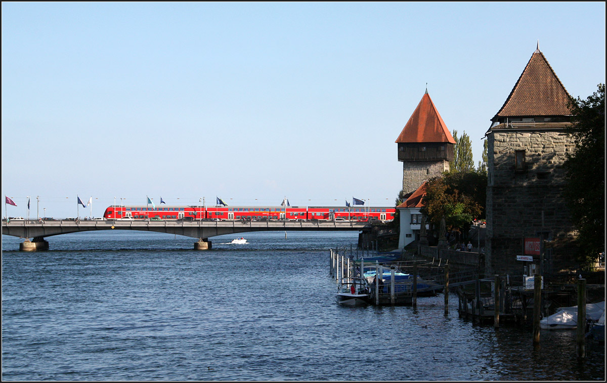 Die Alte Rheinbrücke in Konstanz -

Ein geschobener Doppelstockzug in Richtung Singen überquert den Rhein in Konstanz.

27.09.2014 (M)
