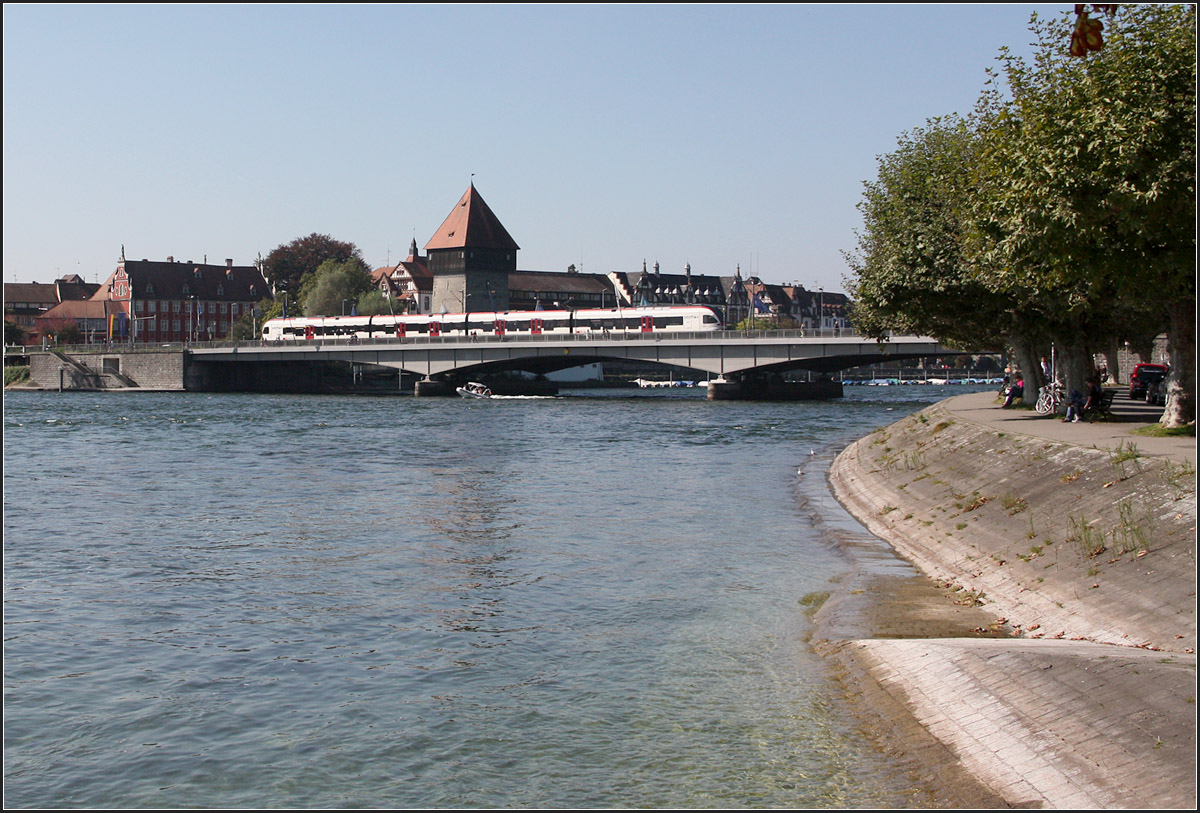 Die Alte Rheinbrücke in Konstanz -

Ein Seehas-Triebzug überquert den Rhein in Konstanz.

27.09.2014 (M)