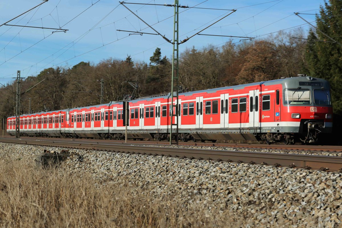 Die alte S Bahn auch ab und zu am Morgen auf der Linie S4, S6 zu sehen. 14.12.2020 bei Zorneding.